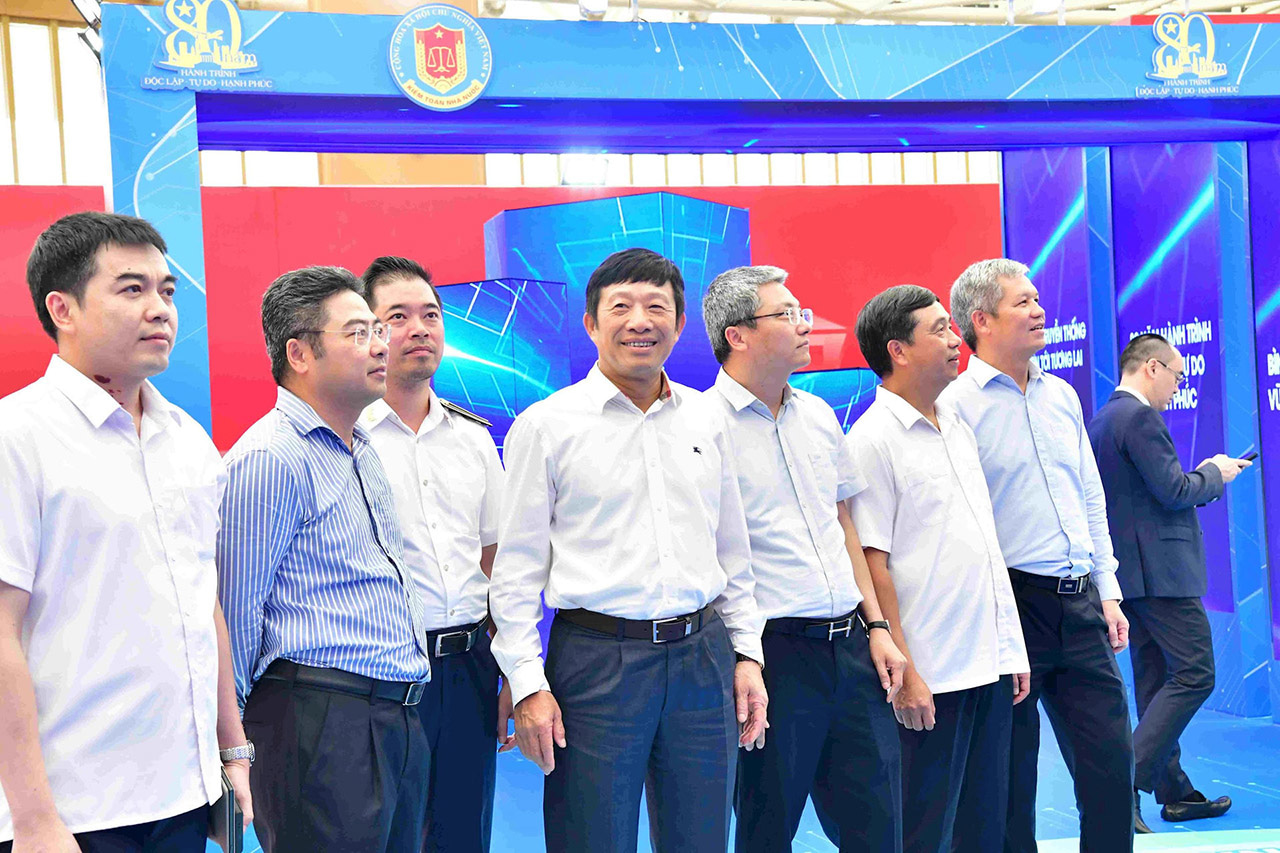 Lãnh đạo Các đơn Vị Trực Thuộc Ktnn Tham Quan Không Gian Trưng Bày Của Ktnn