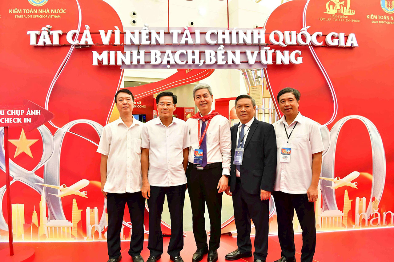 Lãnh đạo đơn Vị Thuộc Ktnn Và Các đơn Vị Thuộc Bộ Nội Vụ Tham Quan Không Gian Trưng Bày Của Ktnn