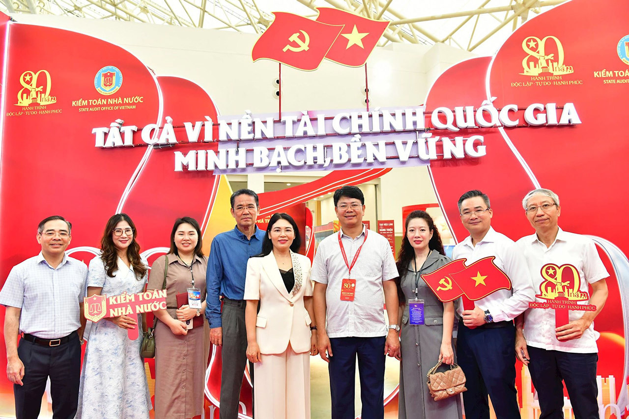 Phó Tổng Kiểm Toán Nhà Nước Hà Thị Mỹ Dung Và Thứ Trưởng Bộ Tư Pháp Nguyễn Thanh Tịnh Cùng đại Biểu Tham Quan