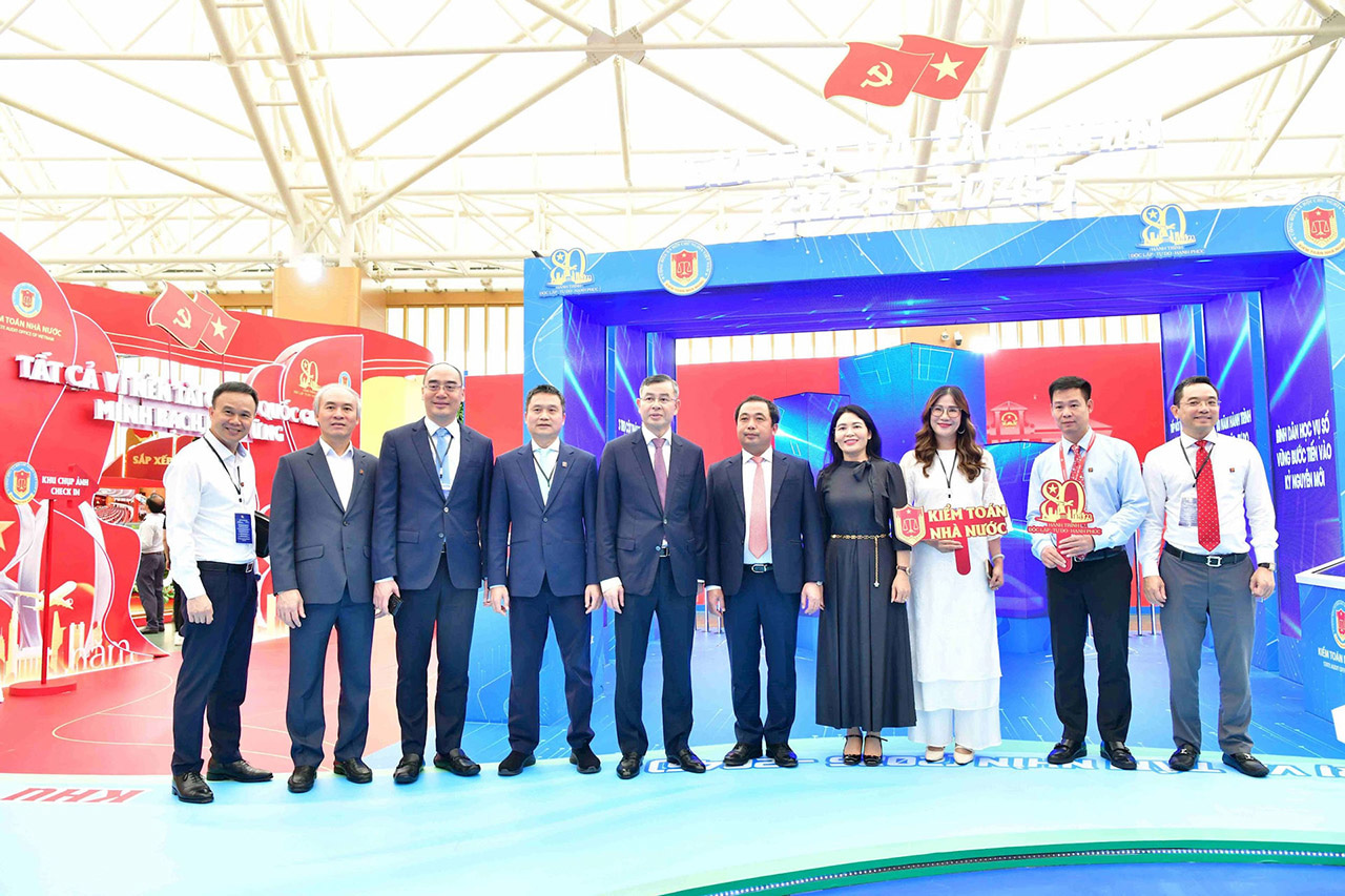 Tổng Kiểm toán nhà nước Ngô Văn Tuấn, Quyền Bộ trưởng Bộ Nông nghiệp và Môi trường Trần Đức Thắng, các Phó Tổng KTNN: Hà Thị Mỹ Dung, Bùi Quốc Dũng  và các đại biểu chụp ảnh lưu niệm tại gian trưng bày KTNN