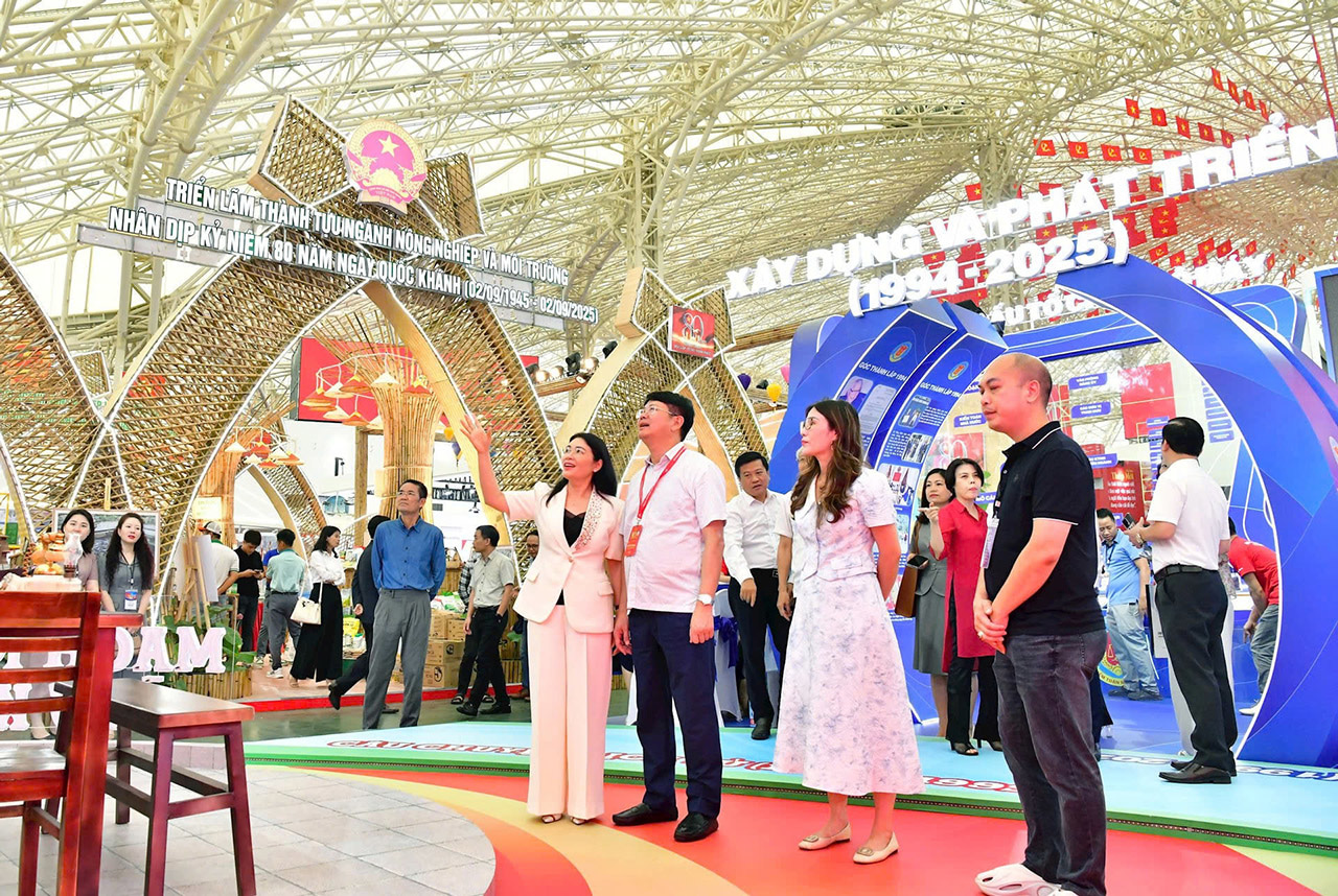 Thiet Ke Thi Cong Gian Hang Kiem Toan Nha Nuoc Tai Su Kien Trien Lam Thanh Tuu Dat Nuoc A80